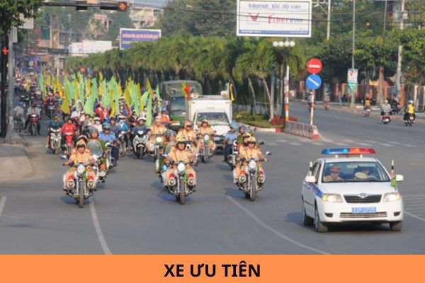 Từ ngày 01/01/2025, xe ưu tiên gồm các xe gì? Thứ tự ưu tiên được quy định thế nào?