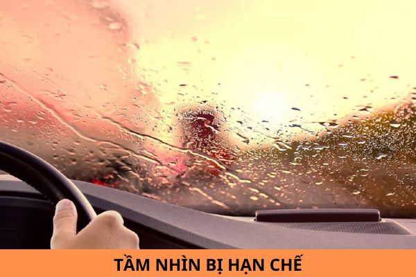 Khi tầm nhìn bị hạn chế thì người lái xe phải như thế nào để bảo đảm an toàn?