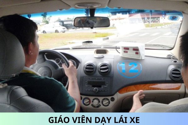 Tiêu chuẩn giáo viên dạy lái xe từ ngày 01/01/2025? Hồ sơ cấp giấy chứng nhận giáo viên dạy thực hành lái xe gồm những gì?