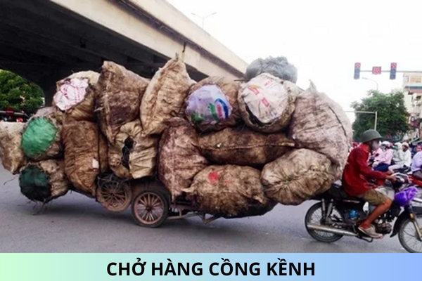 Lỗi xe máy chở hàng cồng kềnh 2025 là bao nhiêu?