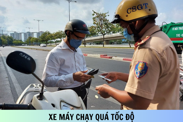 What is the penalty for motorcyclists exceeding the speed limit by less than 10 km/h?