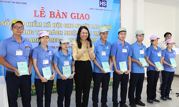 Procedure for Reviewing and Handing Over Social Insurance Books to Employees in Vietnam