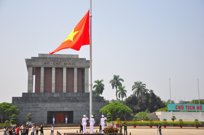 Bổ sung hành vi vi phạm về treo Quốc kỳ Việt Nam và treo cờ quốc tịch