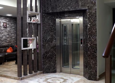 Cửa tầng, cửa cabin thang máy gia đình phải đáp ứng các yêu cầu gì?