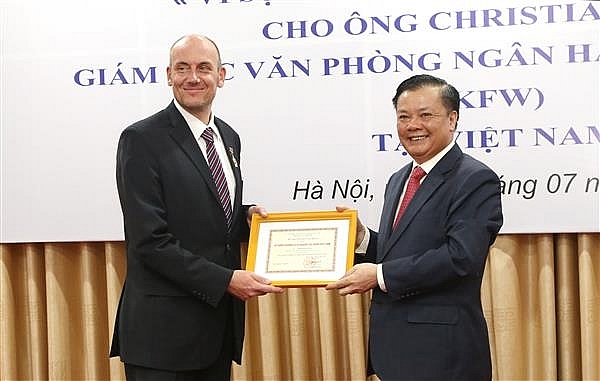 Hướng dẫn tặng Kỷ niệm chương “Vì sự nghiệp Tài chính Việt Nam”