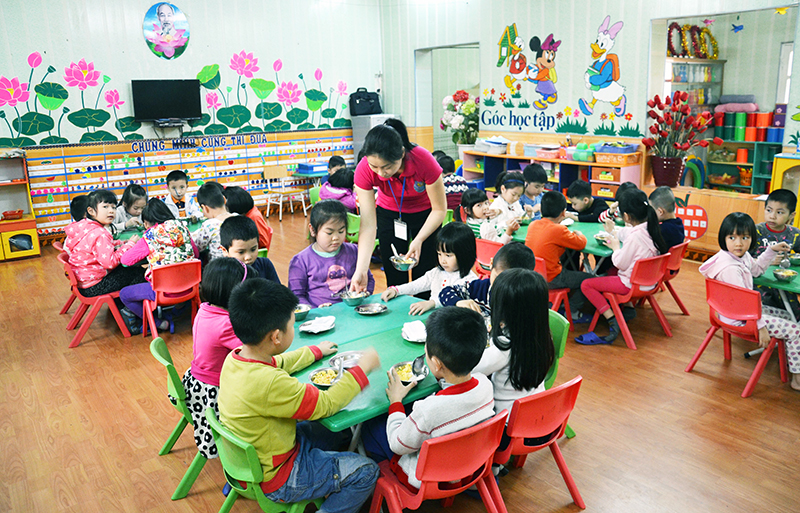 Hướng dẫn tổ chức ăn cho trẻ trong cơ sở giáo dục mầm non