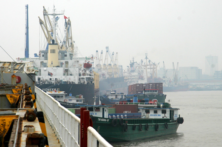 Phương tiện nào được miễn phí, lệ phí tại cảng, bến thủy nội địa?