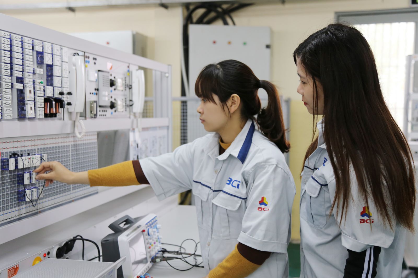 Thiết bị đo điện từ trường tại nơi làm việc phải đáp ứng yêu cầu gì?