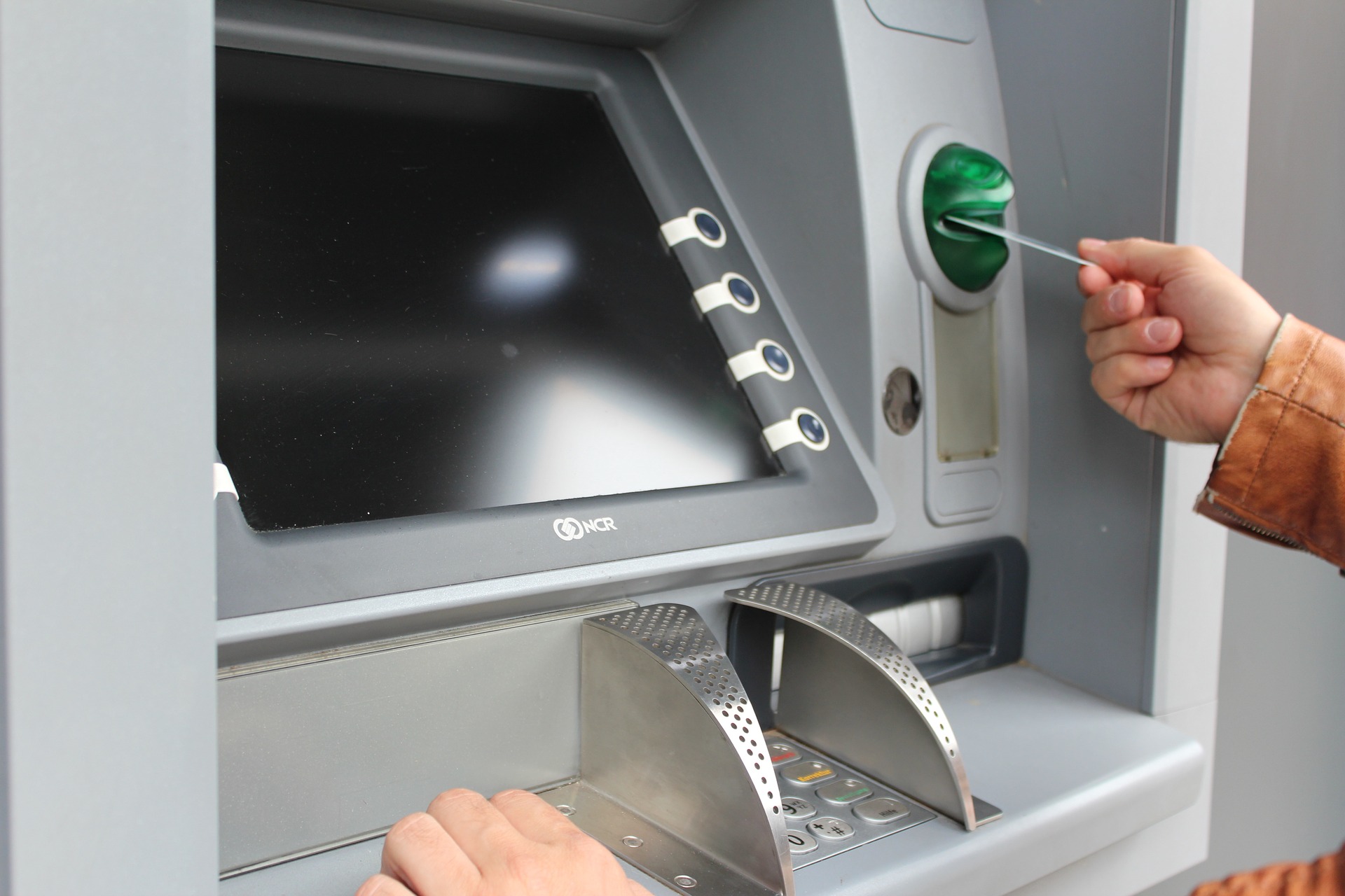 Thời gian phục vụ khách hàng của hệ thống ATM là 24/24 giờ
