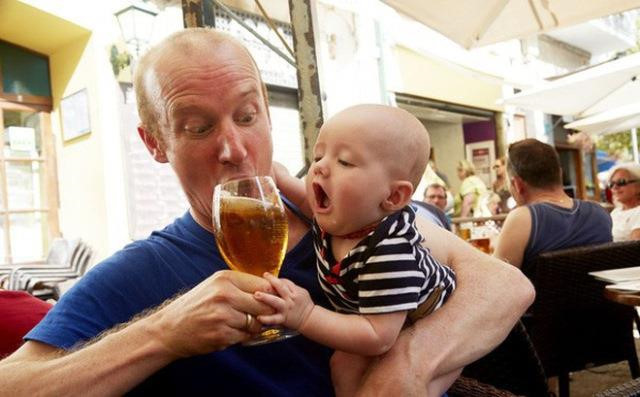 Từ năm 2020, nghiêm cấm cha mẹ cho con dưới 18 tuổi uống rượu bia