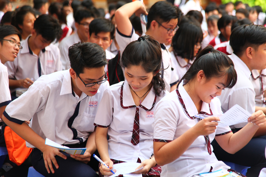 Làm thế nào để tính điểm trung bình cả năm cho năm học có nhiều hơn hai kỳ học? 
