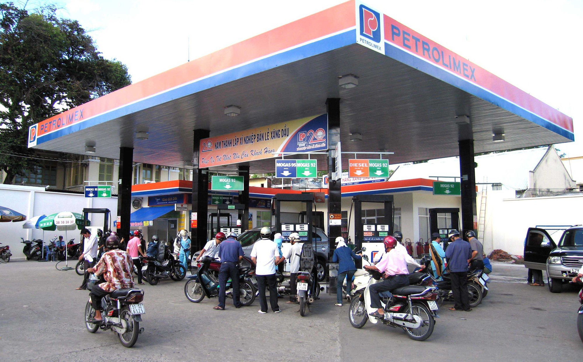 Vietnam: How shall petrol and oil distributors adjust petrol and oil retail prices?