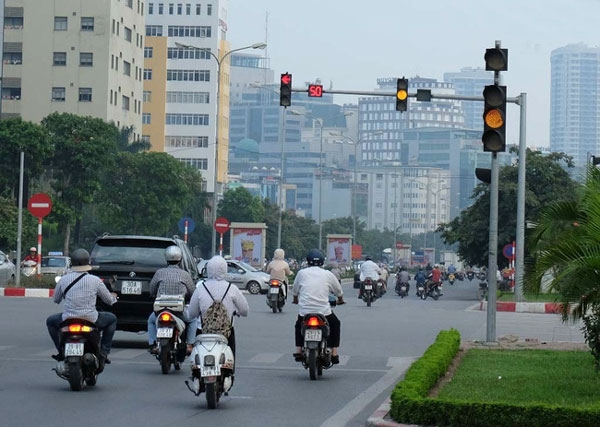Vietnam: How long is the minimum distance between 2 vehicles participating in road traffic?