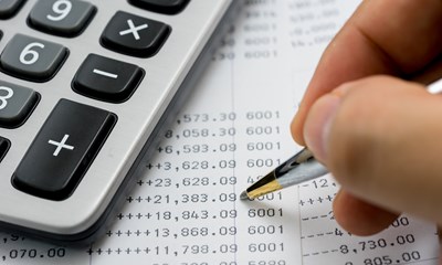 Hệ thống tài khoản kế toán UBND xã được phân thành mấy loại?