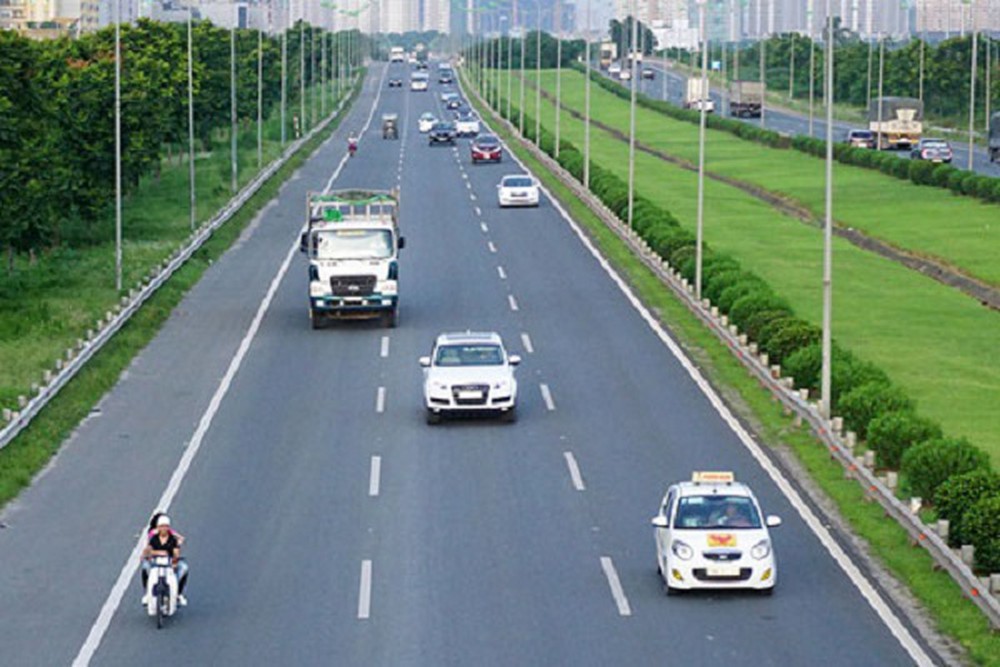 Khi tham gia giao thông, người lái xe phải giữ khoảng cách tối thiểu giữa các xe là bao nhiêu?