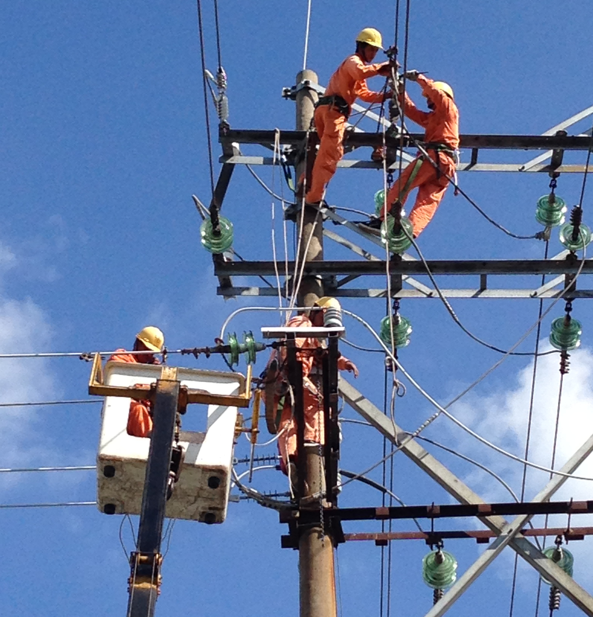Nhân viên vận hành cần làm gì khi xảy ra mất điện toàn trạm điện?