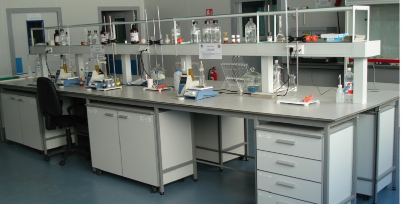 Phòng thí nghiệm sử dụng hóa chất nguy hiểm phải trang bị thiết bị gì?