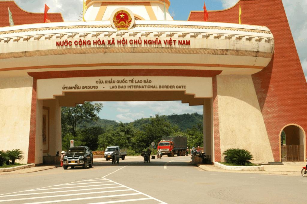 Lái xe qua lại biên giới Việt – Lào bắt buộc phải có giấy tờ còn hiệu lực