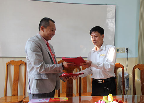 Thừa phát lại thực hiện tống đạt các giấy tờ, hồ sơ, tài liệu nào?