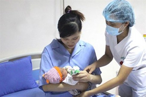Người lao động sinh con trái tuyến có được hưởng BHYT không?