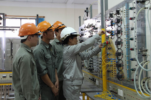 Introduction to the field of industrial electrical installation and control at the Intermediate Vocational Education Level in Vietnam