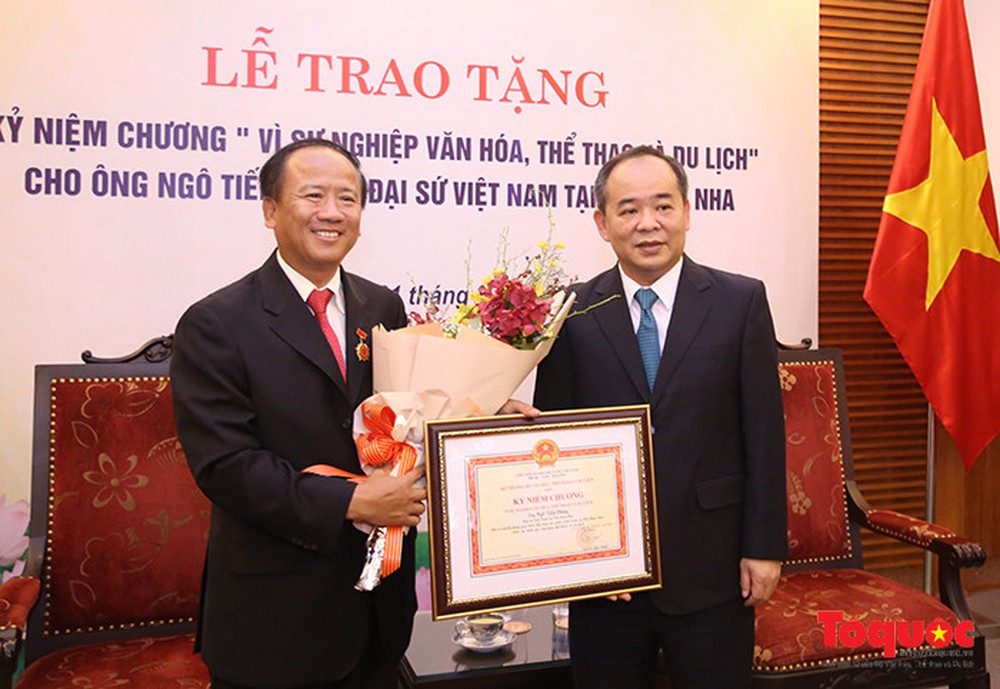 Criteria for Awarding the Commemorative Medal for Individuals Working Within and Outside the Sector in Vietnam