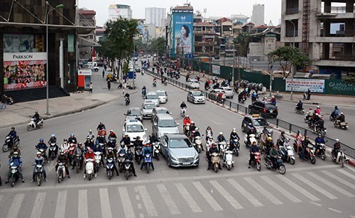 Người điều khiển, người ngồi trên xe mô tô, xe gắn máy phải tuân thủ quy định nào?