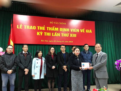 What are the regulations on the Examination Council of the valuer exam in Vietnam?