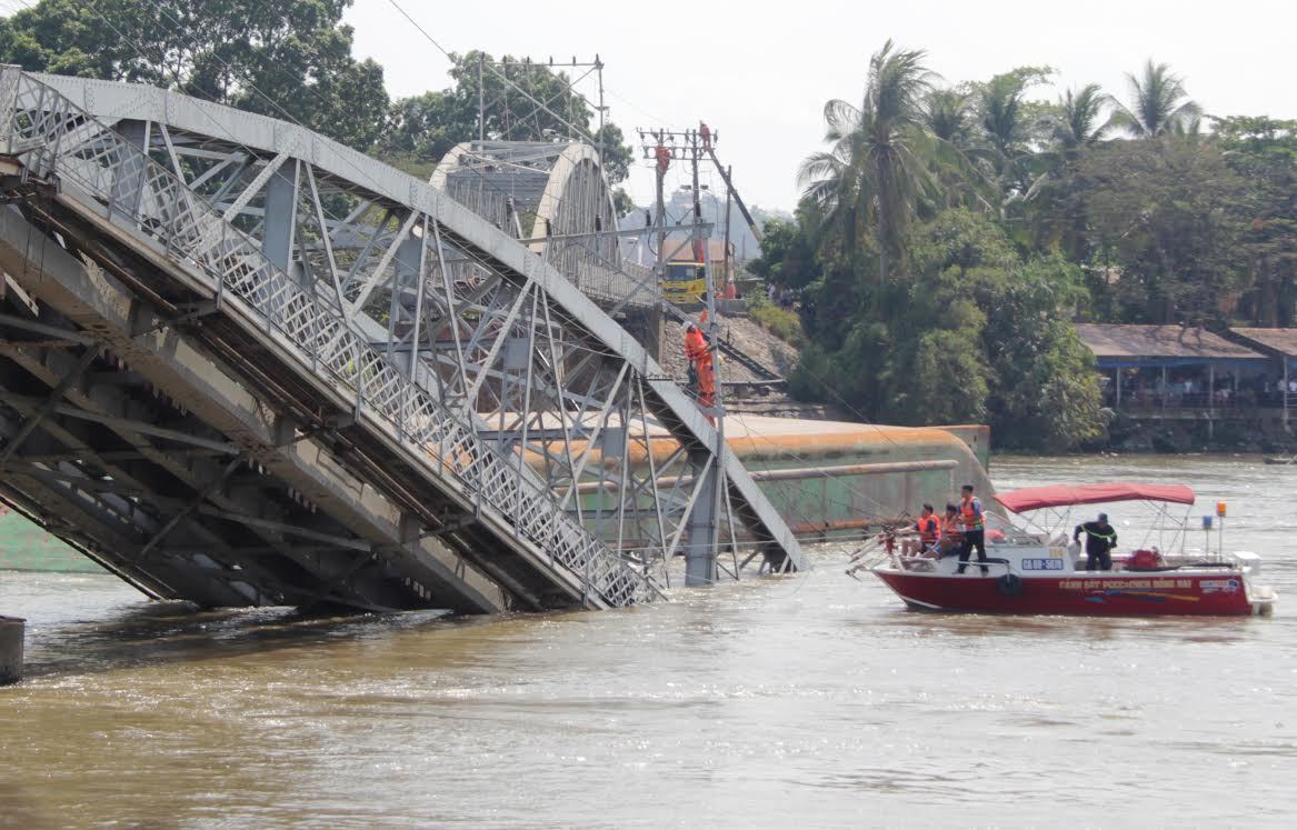 03 traffic police units receiving reports on inland waterways traffic accidents in Vietnam