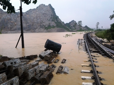  Xử lý thế nào khi xảy ra lụt, bão, sự cố, thiên tai xảy ra trên đường sắt?