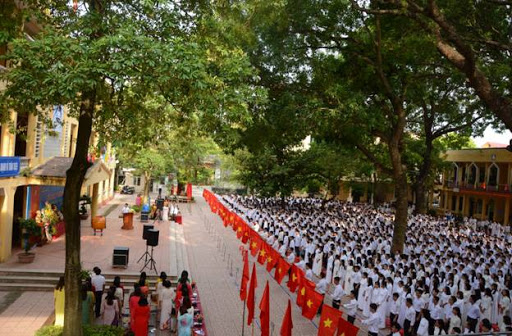 The emulation and commendation council of secondary schools in Vietnam shall be established by the principal 