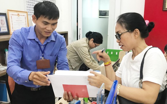 How do officials receive C/O application dossiers in Vietnam? 