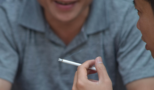 Ép người khác sử dụng thuốc lá có thể bị phạt đến 1.000.000 đồng