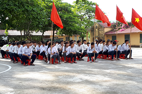 What are the powers of District-Level public vocational education centers in Vietnam?