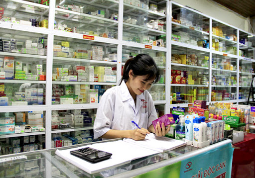 Vietnam: What does the information specified in the label of a drug or medicinal ingredient being sold on the market include?