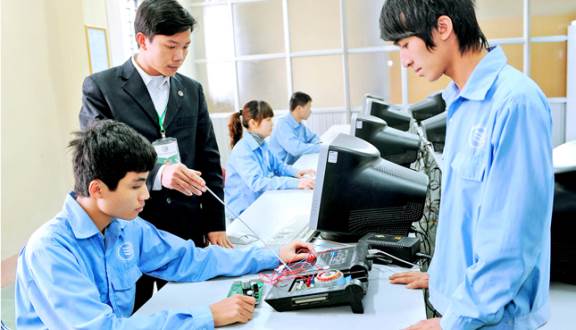 Ai có thẩm quyền thành lập và cho phép thành lập hoạt động dạy nghề?