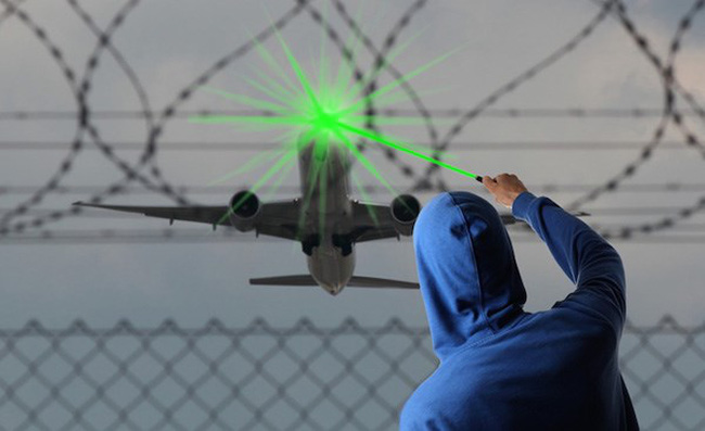 Chiếu tia laser vào máy bay, sân bay sẽ bị phạt đến 40 triệu đồng 