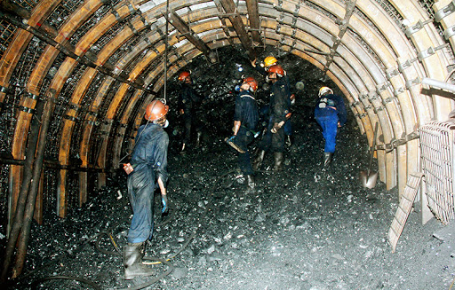 Vietnam: Students pursuing intermediate-level underground mining technology are required to complete 60 credits