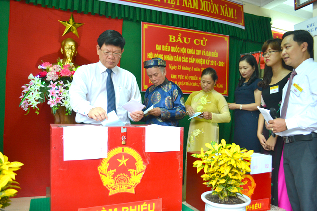 Vietnam: The first conference of electors in a commune organized in each village where National Assembly candidate(s) permanently resides