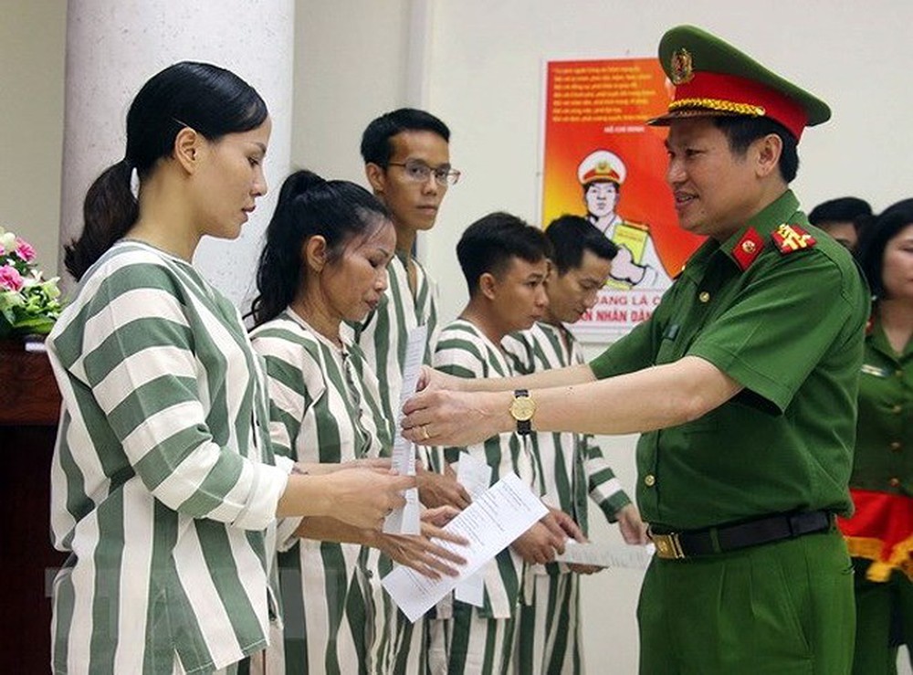 Vietnam: What are eligibility requirements for a person whose imprisonment sentence has been suspended to petition for a pardon?