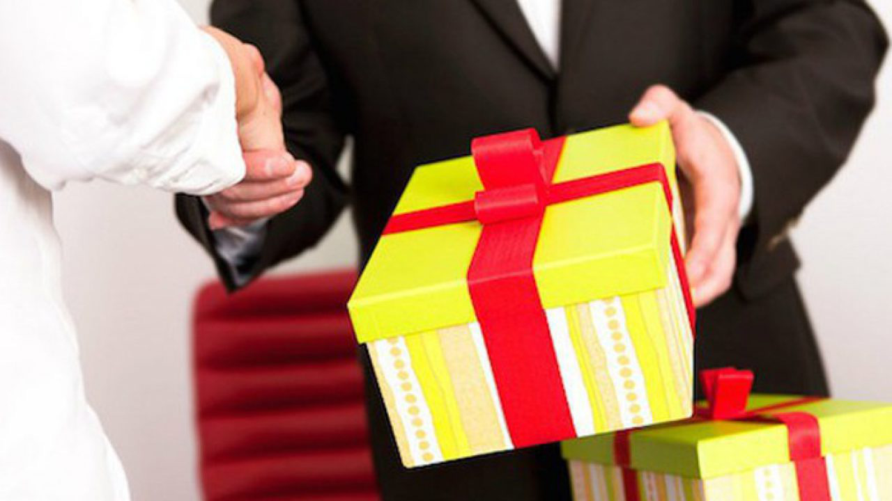 Khi nào thì tặng quà và nhận tặng quà không phải là tham nhũng?