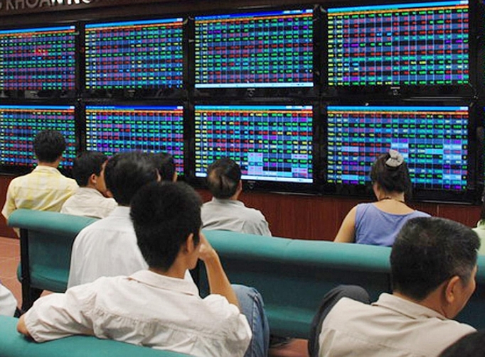 What are the penalties for trading and holding securities of investors in Vietnam?