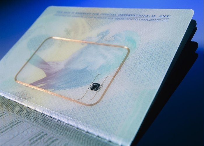 Có bắt buộc đổi hộ chiếu sang hộ chiếu gắn chíp điện tử không?