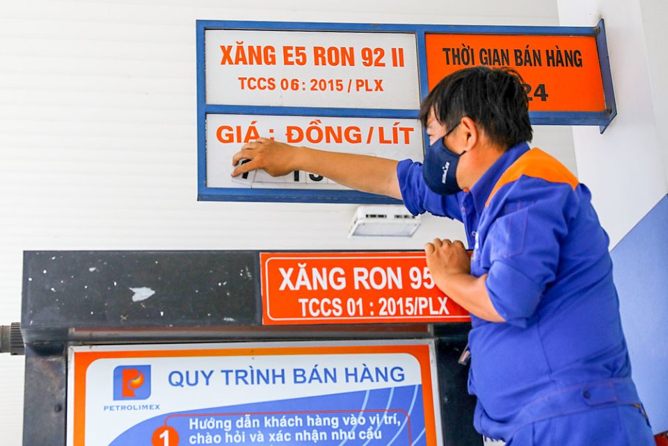 Gasoline prices increase once again from 3pm on April 21, 2022 in Vietnam