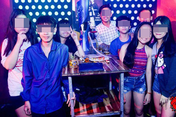 In Vietnam, can people under 18 years old enter bars and discos?