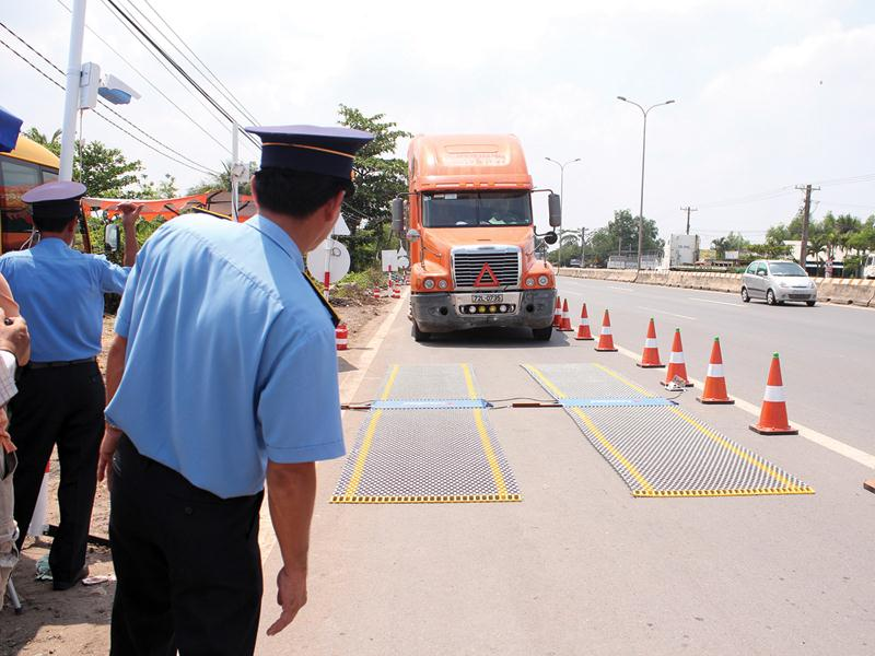 Enterprises committing violations against vehicle load to face heavier penalties in Vietnam