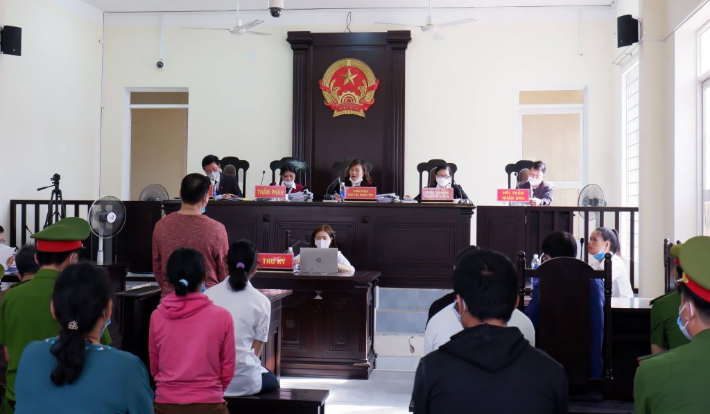 Proposing fines up to 1 million dong in case lawyers give opinions without permission of the presiding judge in Vietnam