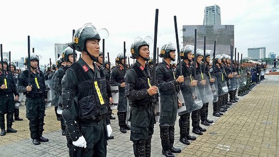 Who has the authority to mobilize the Mobile Police in Vietnam?