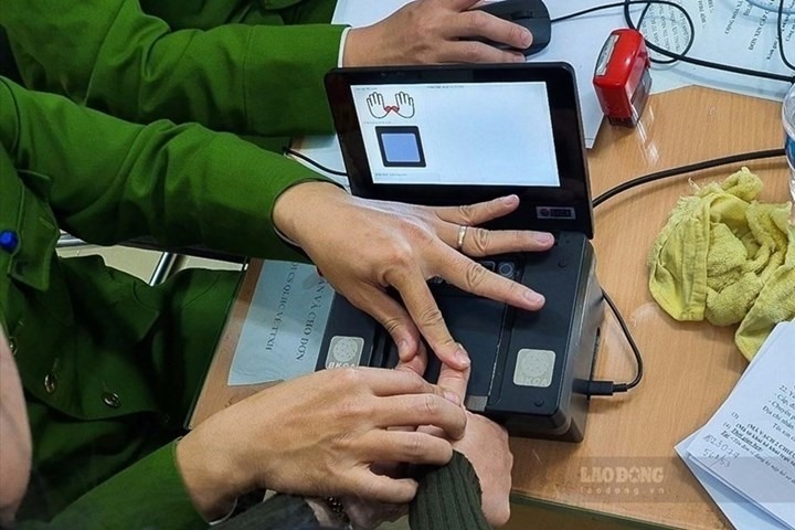 Vietnam: Where can people change their card to Citizen ID card with chip? How long does it take to get the card?