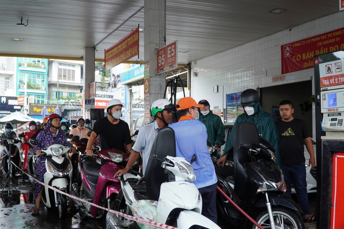 Hà Nội: Đẩy mạnh phân luồng, giảm ùn tắc giao thông tại trạm xăng